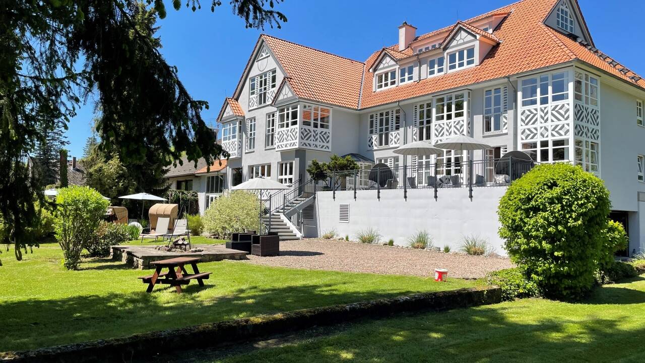 Romantisches Hotel Menzhausen ligger centralt beläget och är inrett i en gammal byggnad som har genomgått en varsam och stilfull renovering