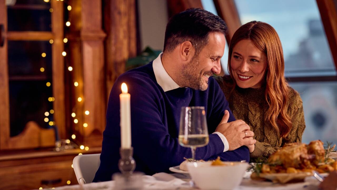 Njut av en romantisk middag med utsökt mat och gott vin i hotellets varma och trevliga atmosfär