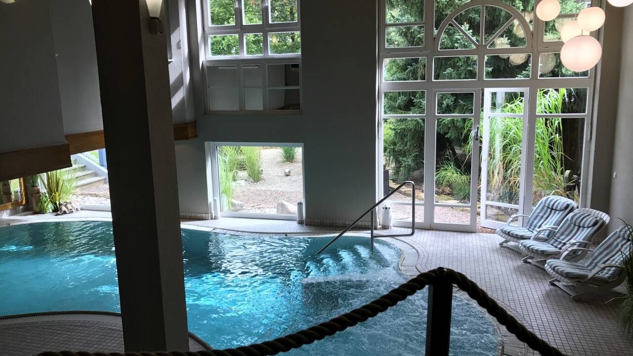 I har fri adgang til wellnessområdet med swimmingpool, sauna, dampbad og Jacuzzi.