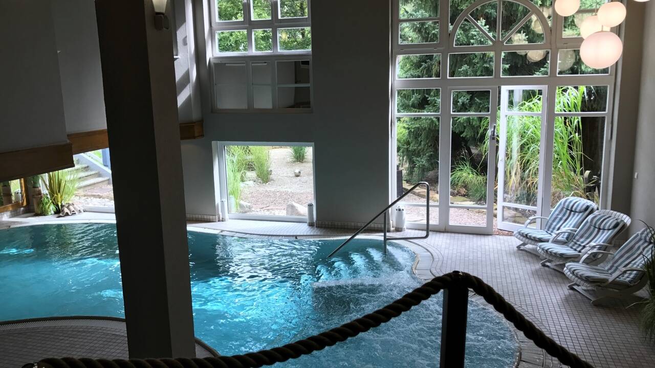 I har fri adgang til wellnessområdet med swimmingpool, sauna, dampbad og Jacuzzi.
