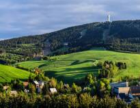 Das Erzgebirge begeistert mit seiner Landschaft und bietet auch Wanderern und Mountainbike-Fahrern malerische Strecken zum Entdecken.