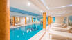I wellness- og badeområdet er der en swimmingpool (18x6m) og en 10m² saltvandspool (5,25% salt- og saltindhold) på ca. 3000m².
