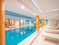I wellness- og badeområdet er der en swimmingpool (18x6m) og en 10m² saltvandspool (5,25% salt- og saltindhold) på ca. 3000m².
