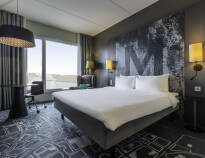 Hotellrommene er alle komfortabelt møblert, moderne og innredet i avslappende farger.