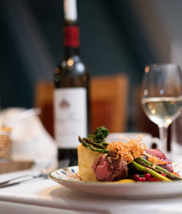Nyt et kveldsmåltid i hotellets restaurant.