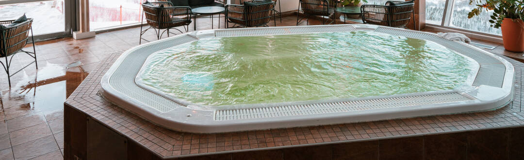 Es gibt verschiedene Schwimmbäder im Hotel.