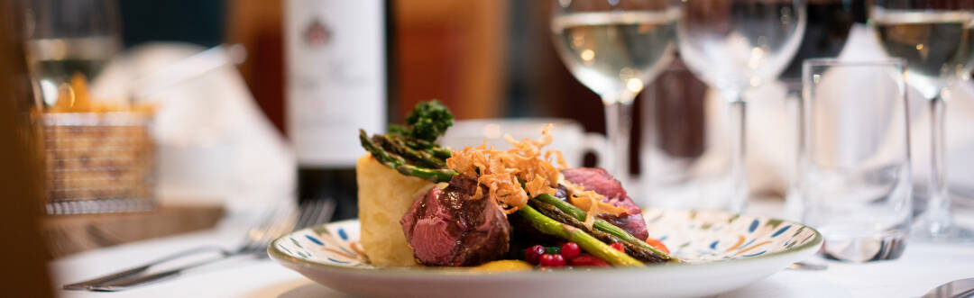 Nyt et kveldsmåltid i hotellets restaurant.