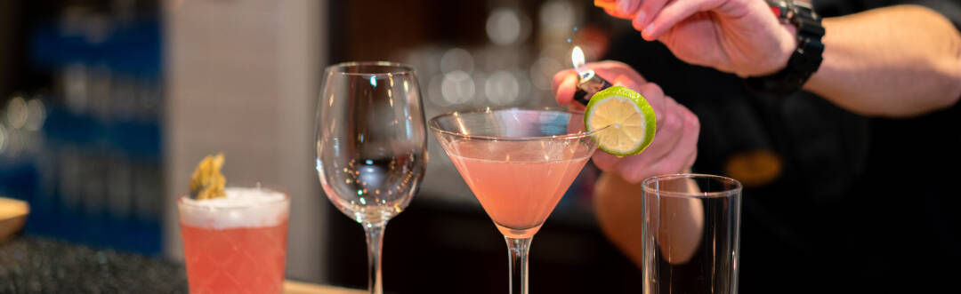 Runda av en upplevelserik dag med en drink i hotellets mysiga bar