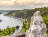 Eine Zugfahrt entlang des Rheins zur Loreley belohnt Sie mit fantastischen Aussichten auf den Fluss und die Umgebung.