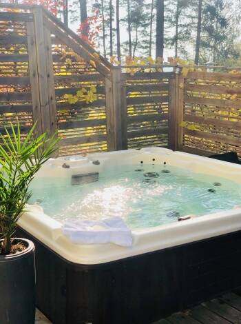 Varva ner med ett dopp i utomhusjacuzzin mellan utflykter och aktiviteter.