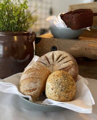 Lassen Sie sich mit frisch gebackenem, hausgemachtem Brot und Gebäck verwöhnen.