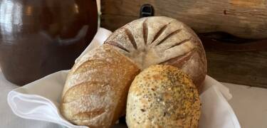 Lassen Sie sich mit frisch gebackenem, hausgemachtem Brot und Gebäck verwöhnen.
