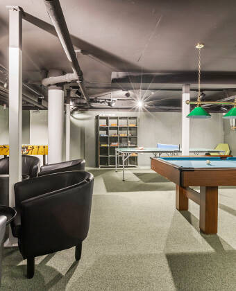 Spielen Sie ein paar Spiele im Spielzimmer, wie Billard, Tischtennis und Tischfußball.