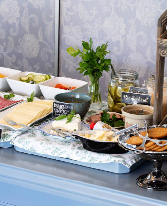 Nyt en deilig frokost som serveres i idylliske omgivelser.