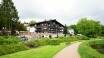 Hotellet ligger i skønne omgivelser lige ned til Kranichsøen.