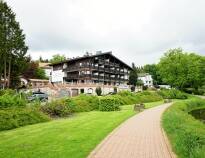Hotellet ligger i skjønne omgivelser rett ved til Kranichsjøen.
