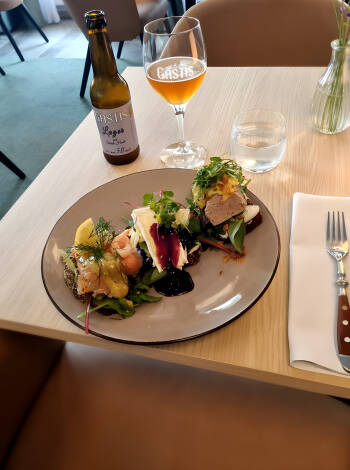 Utmärkt restaurang på plats som serverar klassiska skånska rätter och drycker.