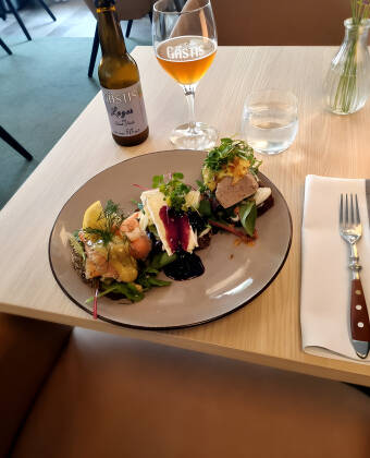 Ausgezeichnetes hauseigenes Restaurant mit traditioneller Skåne-Küche und erlesenen Getränken.