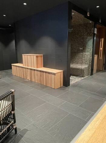 Slappna av i hotellets fina wellnessavdelning med bastu och gym.