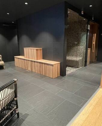 Slappna av i hotellets fina wellnessavdelning med bastu och gym.