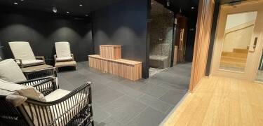 Slappna av i hotellets fina wellnessavdelning med bastu och gym.
