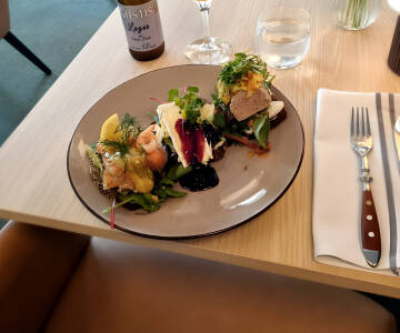 Førsteklasses restaurant på stedet som serverer tradisjonelle skånske retter og gode drikkevarer.