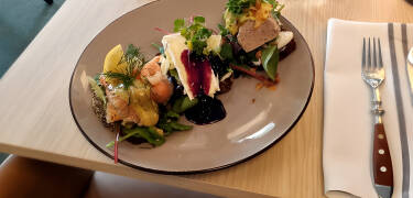 Førsteklasses restaurant på stedet som serverer tradisjonelle skånske retter og gode drikkevarer.