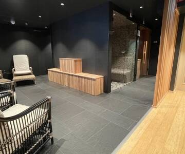 Entspannen Sie im großzügigen Wellnessbereich mit Sauna und Fitnessraum.