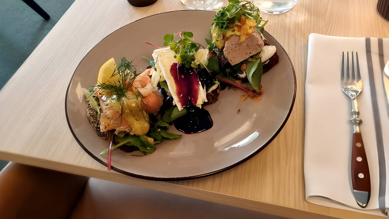 Fremragende restaurant på stedet, der serverer traditionelle skånske retter og drikkevarer.