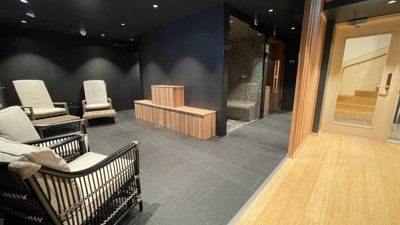 Slappna av i hotellets fina wellnessavdelning med bastu och gym.