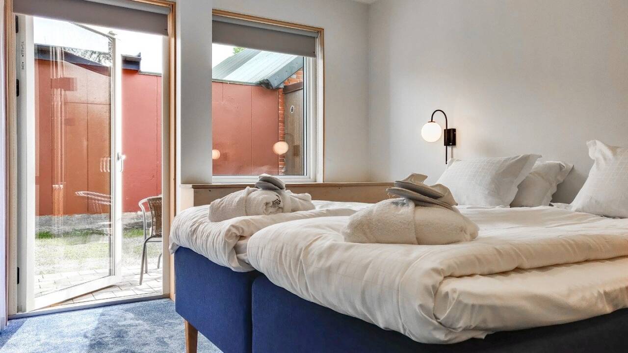 Njut av ljusa rum i nordisk stil med unika historiska detaljer som speglar det lokala arvet.