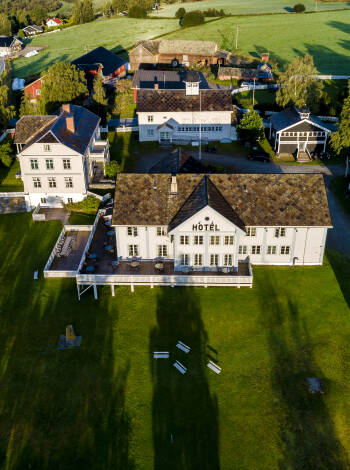 Hotellets seks bygninger er omgivet af grønne områder