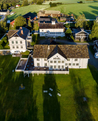 Das historische Hotel liegt in schönen grünen Umgebungen.