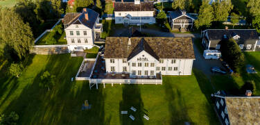 Das historische Hotel liegt in schönen grünen Umgebungen.