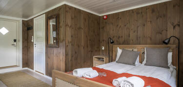 Her blir du innkvartert i koselige rom med komfortable dobbeltsenger.