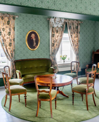 Im hotel finden Sie viele schöne und alte Möbeln in entsprechenden Rahmen