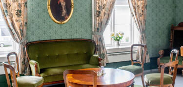 Im hotel finden Sie viele schöne und alte Möbeln in entsprechenden Rahmen