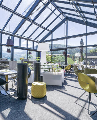 Im gemütlichen überdachten Wintergarten des Hotels wird gutes Essen serviert.
