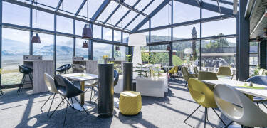 Im gemütlichen überdachten Wintergarten des Hotels wird gutes Essen serviert.