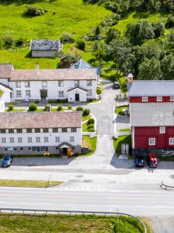 Die Hotelanlage besteht aus einem renovierten Bauernhof und mehreren Berghütten.