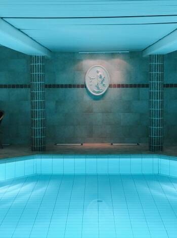 Während des Aufenthaltes können Sie das Leben im beheizten Innen-Swimmingpool und im Spa-Bereich mit Sauna und Fitness genießen.