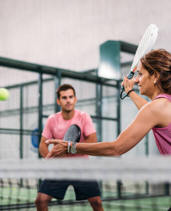 Det finnes helt nye paddle-tennisbaner rett i nærheten, hvor dere kan prøve dere på denne hybridsporten.
