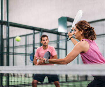 Es gibt in der Nähe ganz neue Padeltennisplätze, wo Sie Ihre Kräfte in dieser Hybridsportart erproben können.