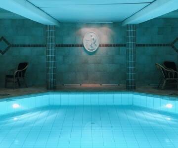 Under opholdet kan I nyde livet i hotellets opvarmede indendørs swimmingpool, og i spaområdet hvor der er sauna og fitness.