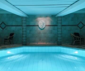 Während des Aufenthaltes können Sie das Leben im beheizten Innen-Swimmingpool und im Spa-Bereich mit Sauna und Fitness genießen.