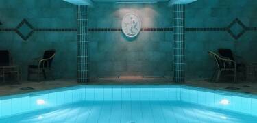 Under opholdet kan I nyde livet i hotellets opvarmede indendørs swimmingpool, og i spaområdet hvor der er sauna og fitness.
