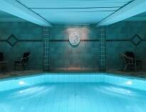Under opholdet kan I nyde livet i hotellets opvarmede indendørs swimmingpool, og i spaområdet hvor der er sauna og fitness.