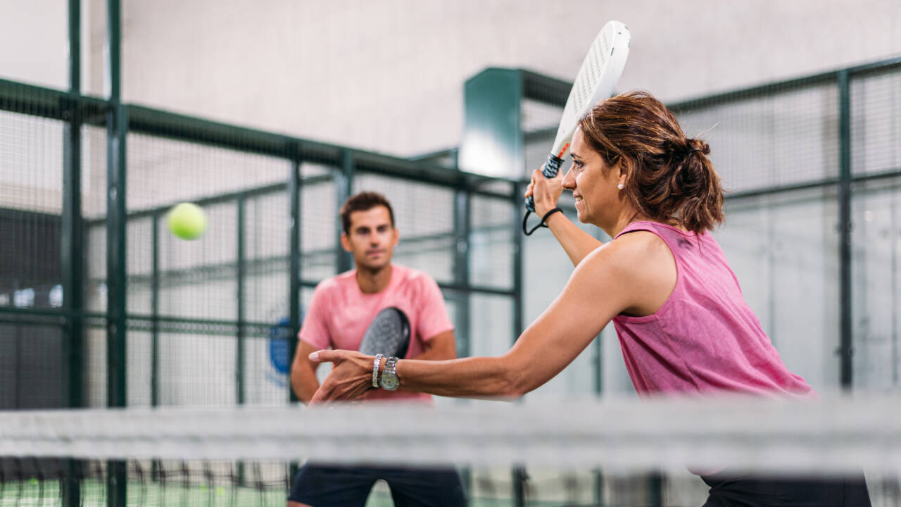 Es gibt in der Nähe ganz neue Padeltennisplätze, wo Sie Ihre Kräfte in dieser Hybridsportart erproben können.