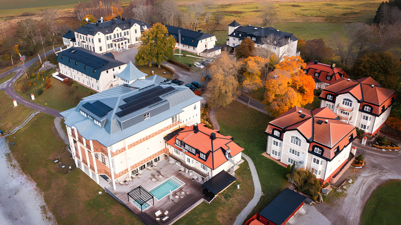 Det er lagt opp til et uforglemmelig slottsopphold omgitt av fantastisk natur, med rullende bakker og idylliske stier som snor seg gjennom skogene.