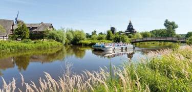 Begeben Sie sich auf ein Bootsabenteuer oder mieten Sie ein Kanu auf dem malerischen Fluss Ise.